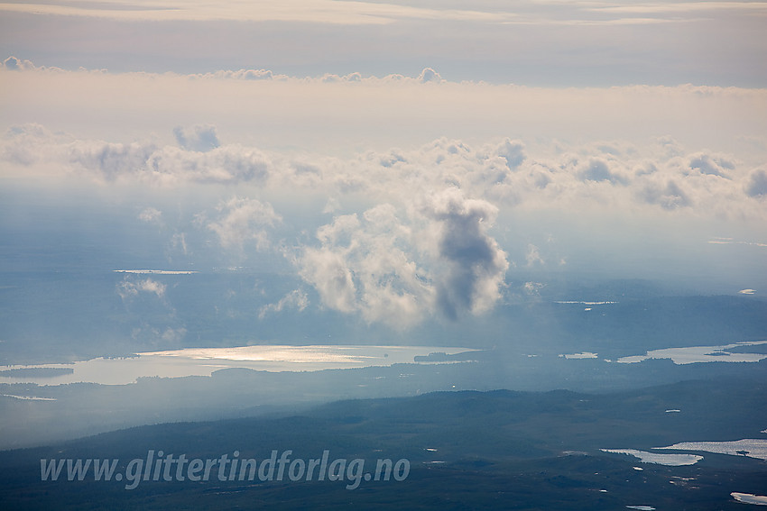 Med telelinse fra Veslebotnskarvet mot en flik av Storfjorden/Flyvatnet.