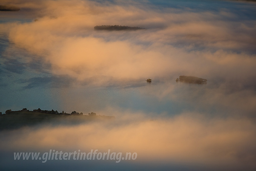 Fra Bukonefjellet mot Storfjorden hvor tåkebankene driver rundt denne høstmorgenen.