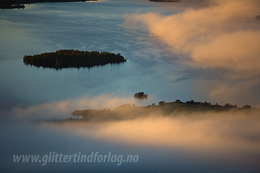 Fra Bukonefjellet mot Storfjorden hvor tåkebankene driver rundt denne høstmorgenen.