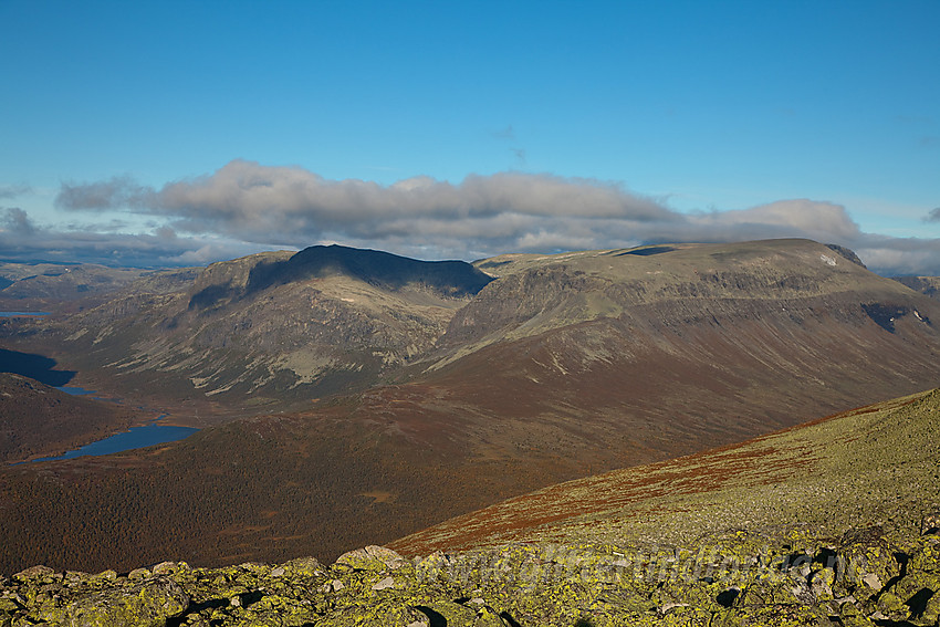 På grensa mellom Vang og Vestre Slidre, og samtidig høyeste punkt i Vestre Slidre kommune, ca. 1650 moh. Utsikt mot Hydalen, Hydalsberget, Ranastongi og Smådalen.