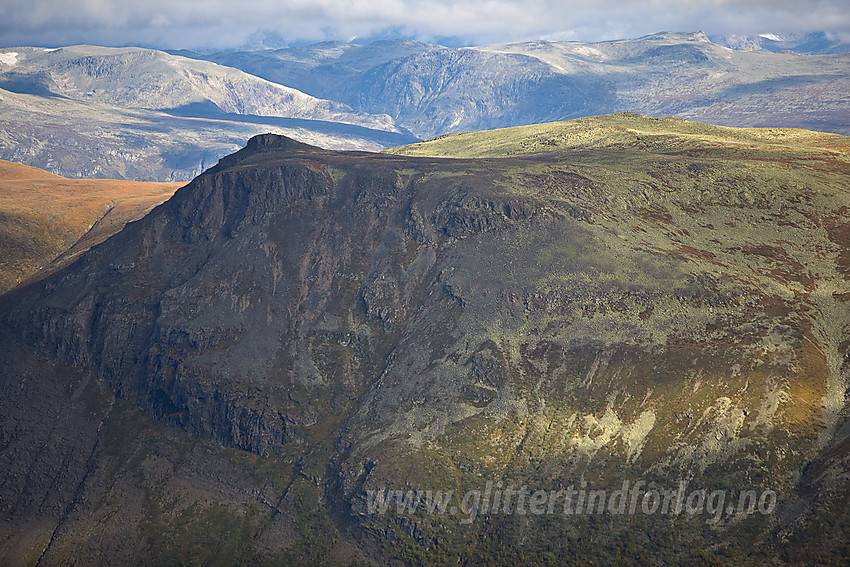 Med telelinse fra Jørungilknappen mot Kruk (1577 moh) og Gilafjellet (1582 moh).