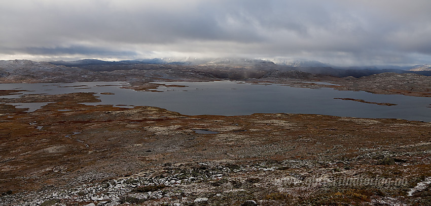 Fra stien mot Slettningsbu mot Austrefjorden og Slettningen. I bakgrunnen ville man sett fint mot Sulefjellet og Suletinden om det ikke var for tåkeskyene.