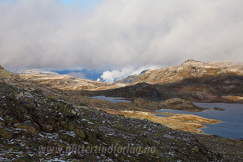 På ryggen øst for Slettningsegge mot vestenden av Øvre Årdalsvatnet og Svarteknippa (1437 moh).