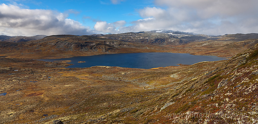 Fra sørlige del av Slettningseggen mot Grønevatnet, Skjeltrene og Berdalseken (1814 moh).