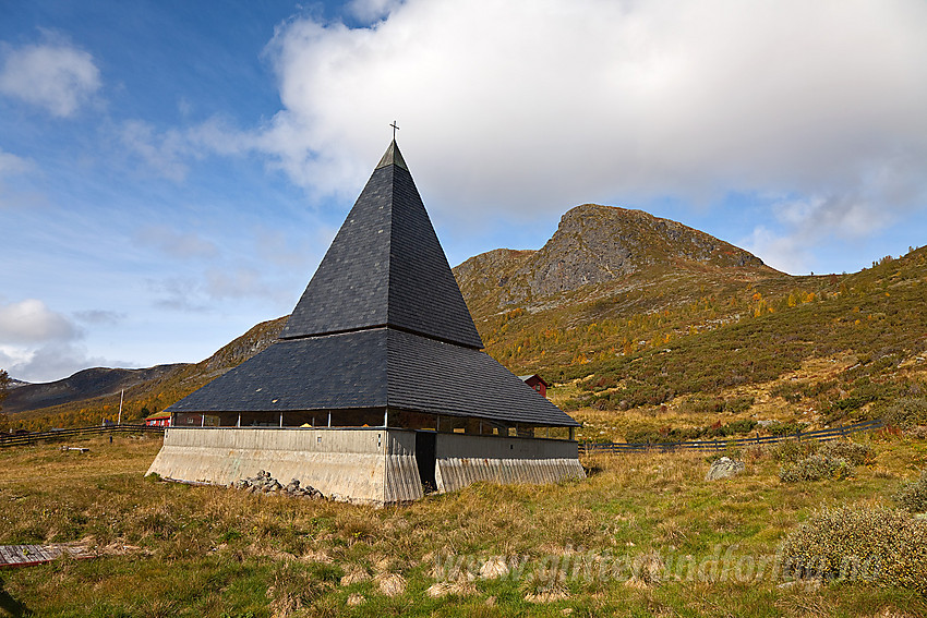 Ved St. Thomaskyrkja på Filefjell. Kyrkjenøse i bakgrunnen.