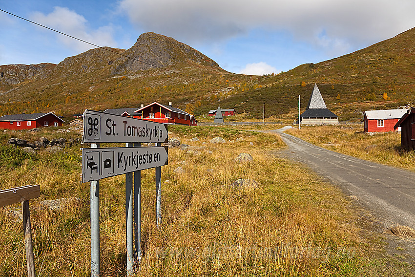 St. Thomaskyrkja på Filefjell i Vang. Kyrkjenøse (1308 moh) i bakgrunnen.