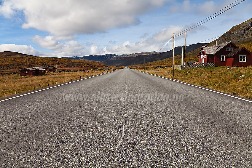 E16 forbi St. Thomaskyrkja og Kyrkjestølen på Filefjell i Vang, en skikkelig rett(!) veistrekning etter norske forhold.