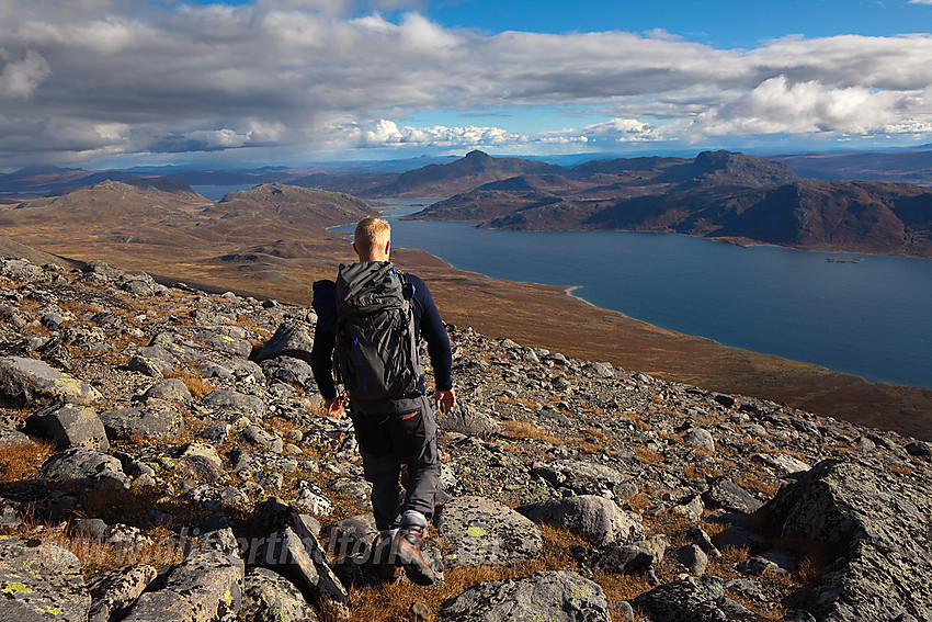 På vei ned mot Bygdin fra Nørdre Kalvehølotinden. I bakgrunnen i midten ses Bitihorn.