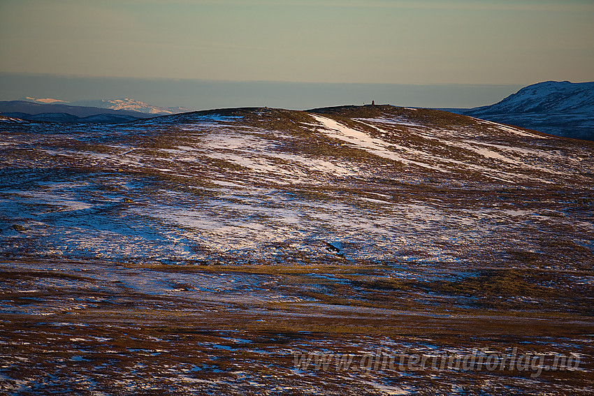 Med telelinse fra toppen nord for Rennefjellet mot Rennefjellet (1149 moh) i Vestre Slidre.