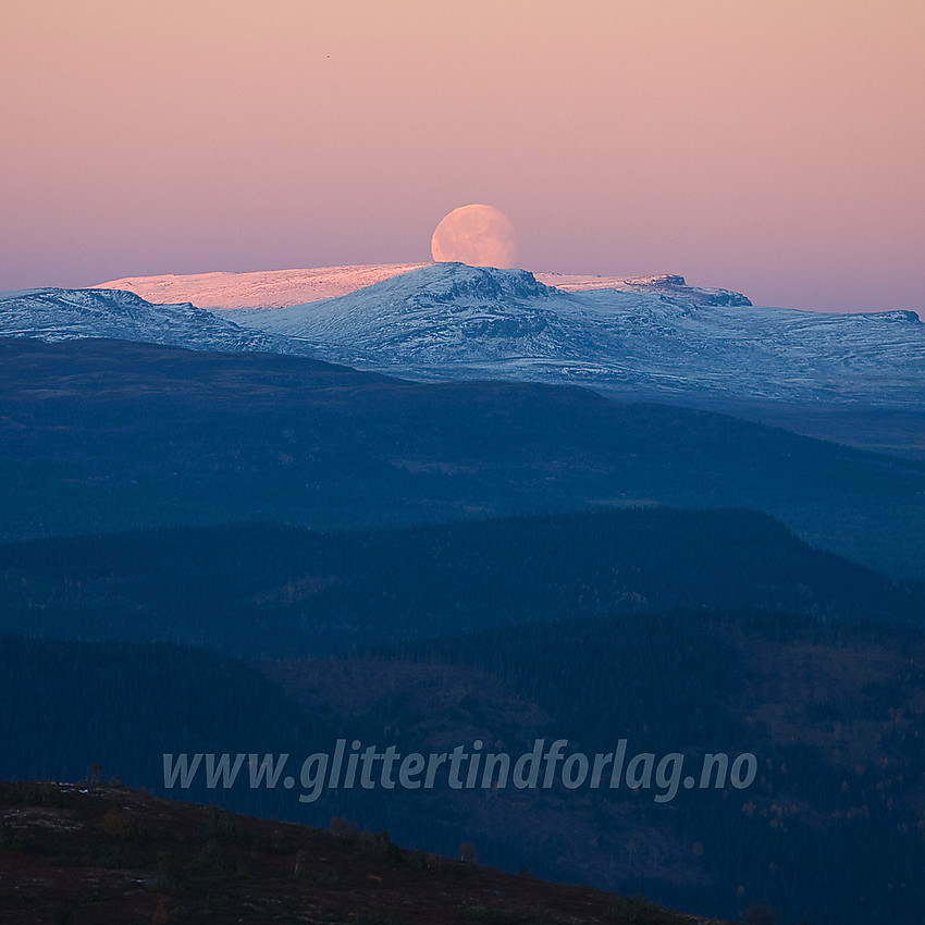 Flott måneoppgang over Langsuene sett fra Rennefjellet i Vestre Slidre.