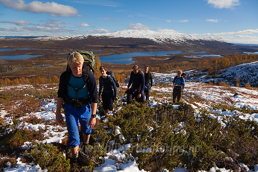 På tur opp lia fra Kvithaug med kurs mot Gråskarvet. I bakgrunnen ses Movatn og Grønsennknipa.