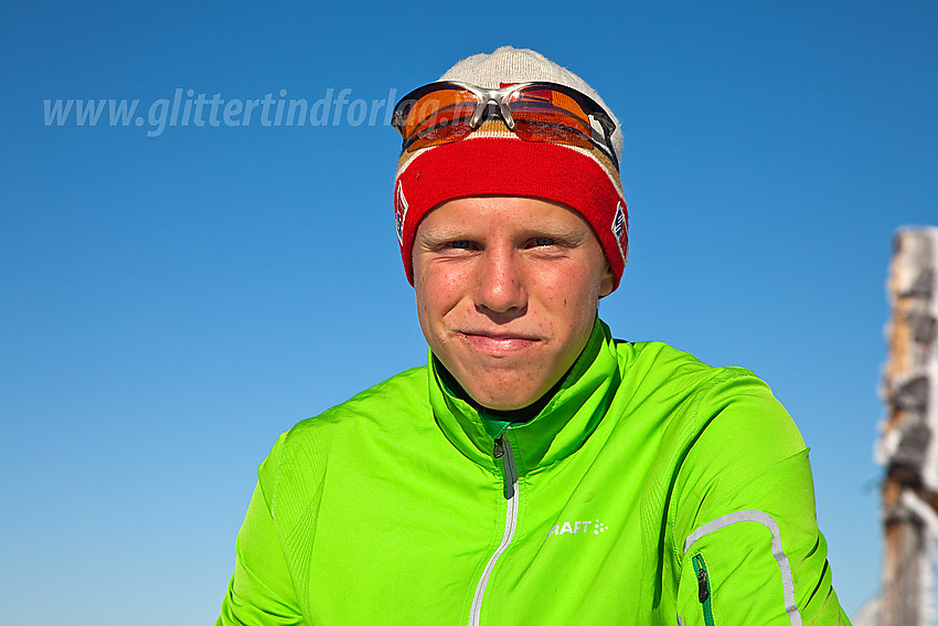 Fjelltoppsamler Sondre på toppen av Gråskarvet (1731 moh) i Vang.