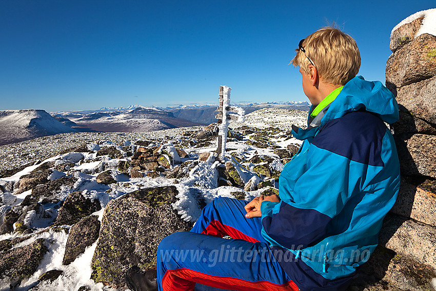 Pause på toppen av Gråskarvet (1731 moh) i Vang med utsikt vestover i retning Hurrungane.