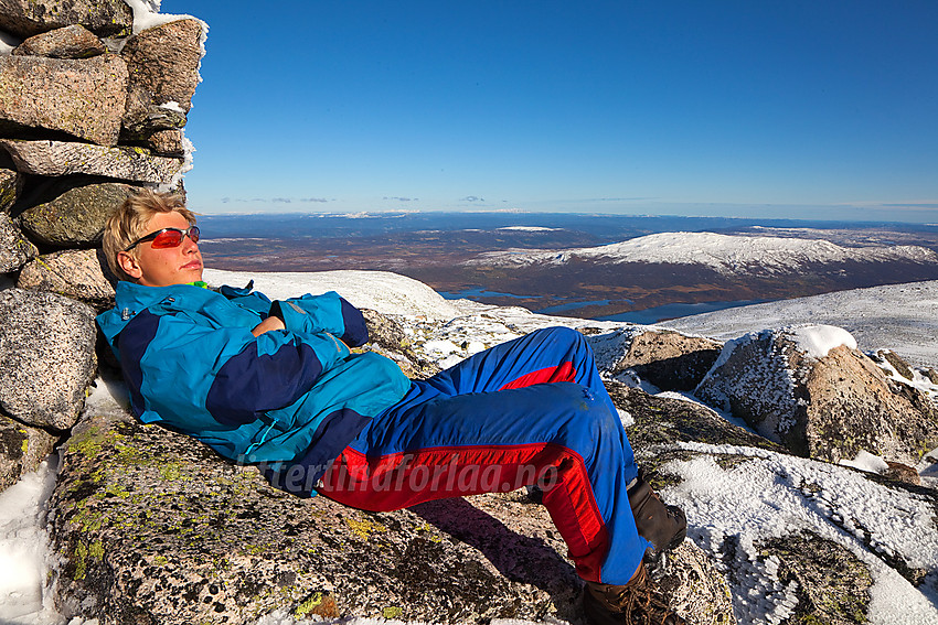 Pause på toppen av Gråskarvet (1731 moh) i Vang med utsikt i retning Grønsennknipa.