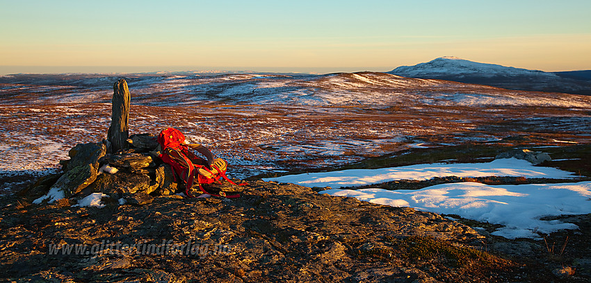 På toppen nord for Rennefjellet (1152 moh) mot Rennefjellet (1149 moh) og Grønsennknipa (1368 moh).