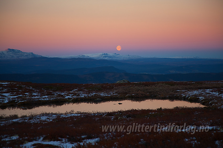 Fullmåne over Langsuene sett fra Rennefjellet i Vestre Slidre.