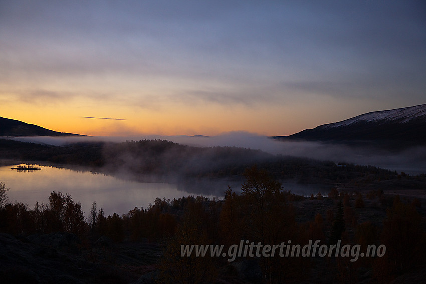 Ved Grønsennvatnet en tidlig høstmorgen.