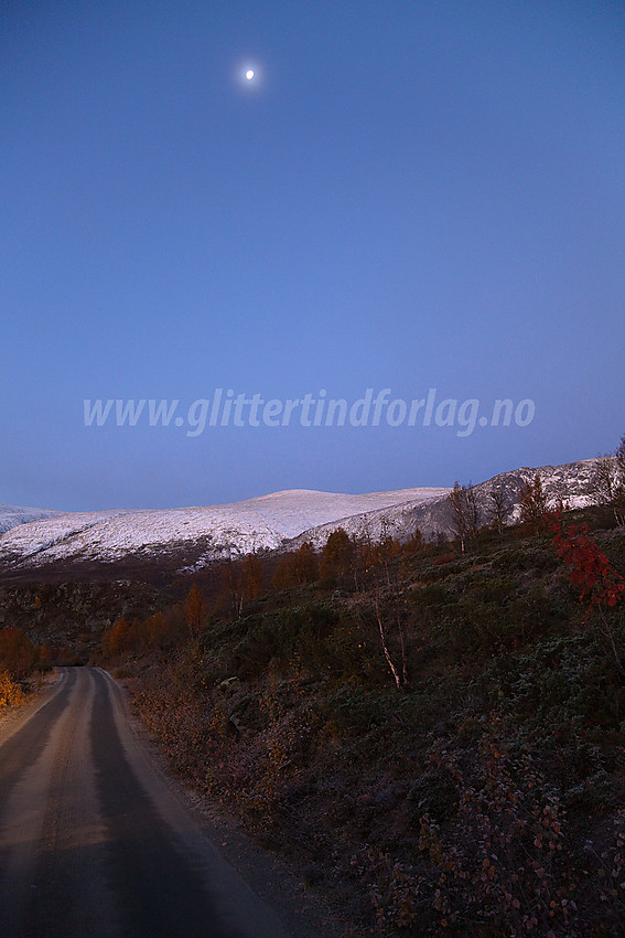 På vei mot Strø en høstmorgen med Storlifjellet i bakgrunnen.