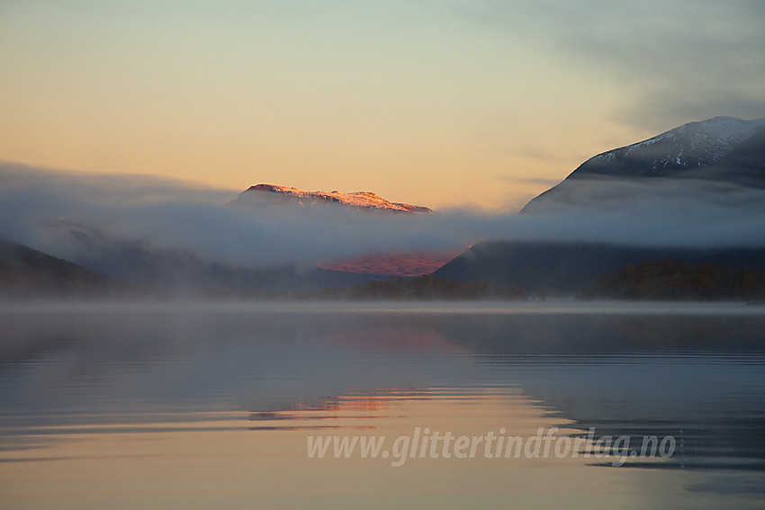 På Strøsfjorden mot Grindane en stemningsfull høstmorgen.