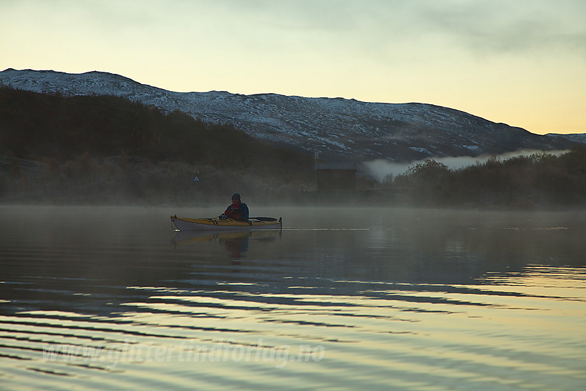 Padling på Strøsfjorden en hustrig høstmorgen med Grønsennknipa i bakgrunnen.