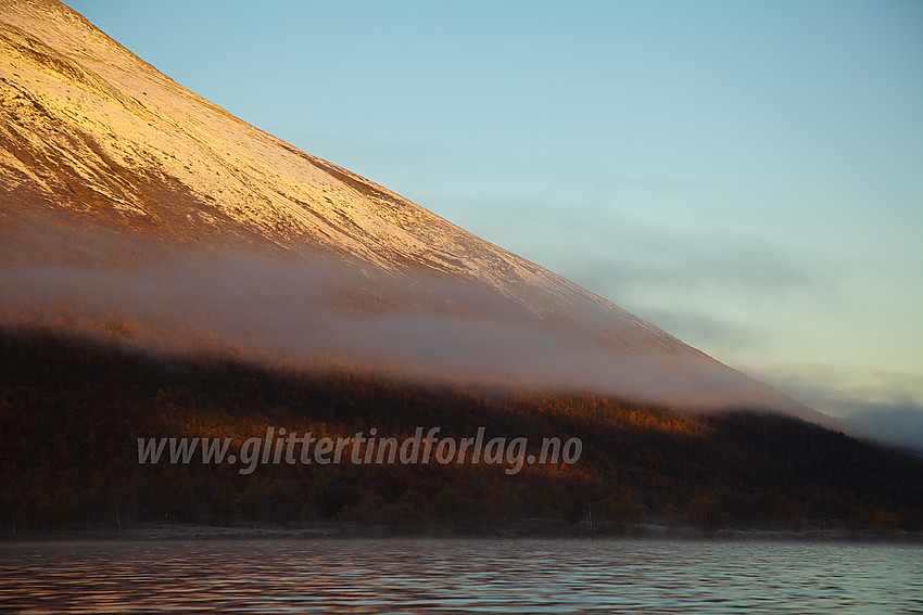 På Helin en høstmorgen. Fjellet i bakgrunnen er Storlifjellet opp mot Jørungilknappen.