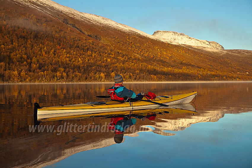 Padletur på Helin en nydelig høstdag. Klanten i bakgrunnen.