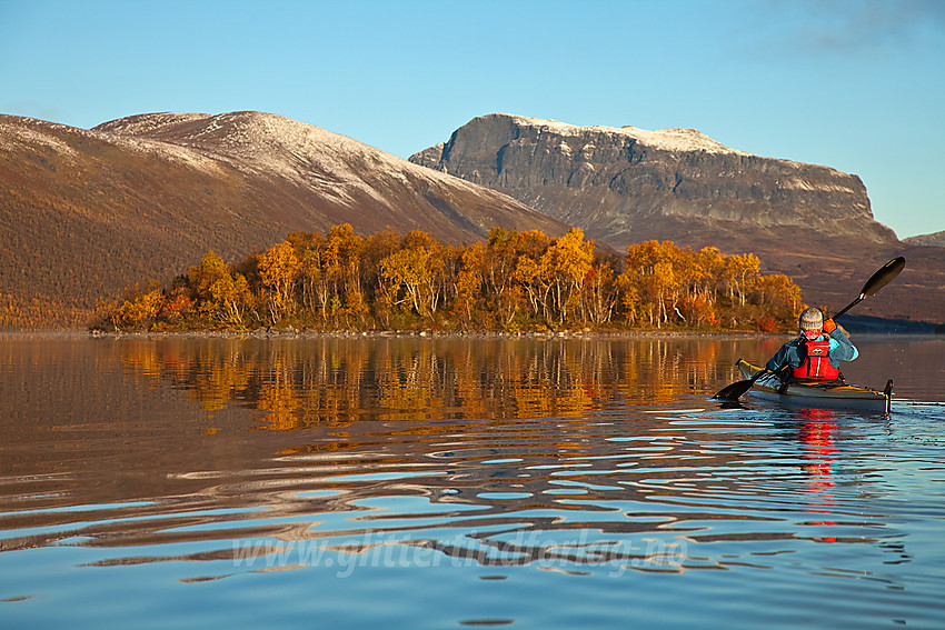 Padling på Helin en flott høstmorgen mot Heletubba med Smådalsfjellet og Grindane i bakgrunnen.