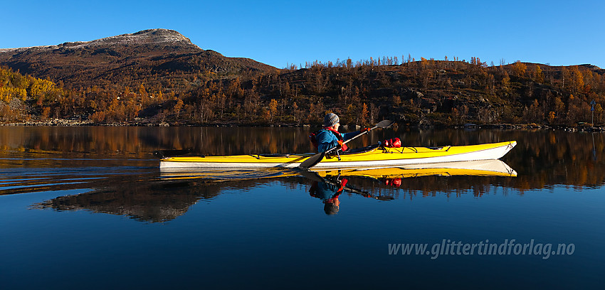 Padling på Helin med Nøsakampen (1449 moh) i bakgrunnen.