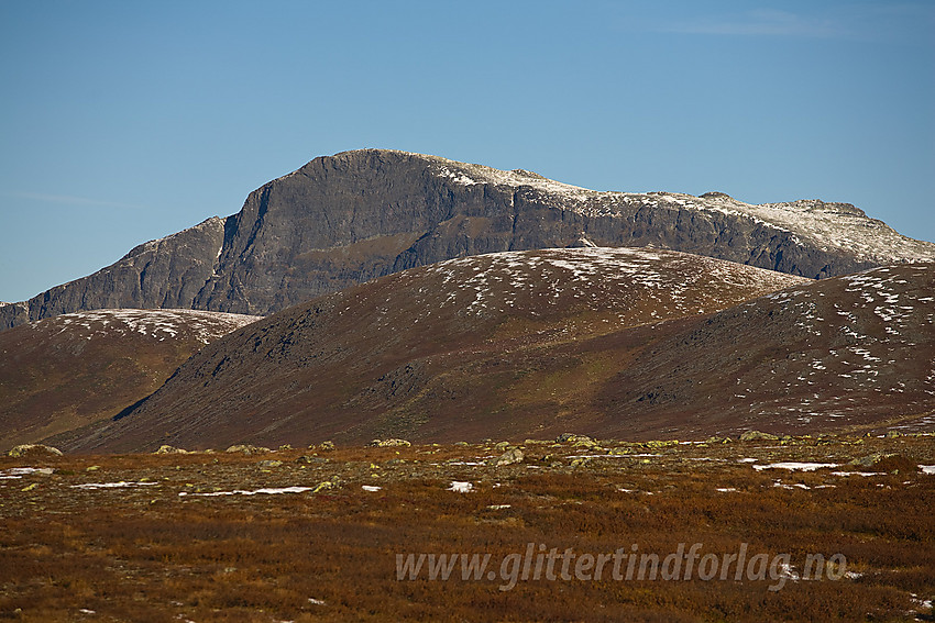 På Smådalsfjellet med telelinse mot toppen på Smådalsfjellet og Grindane.