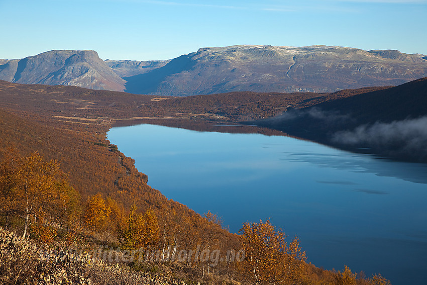 På vei opp mot Smådalsfjelelt mot Helin med Skutshorn og Vennisfjellet i bakgrunnen.