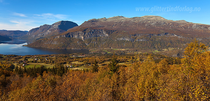 Langs veien mot Nørdre Syndin med utsikt til Vangsmjøse, Skutshorn og Vennisfjellet.