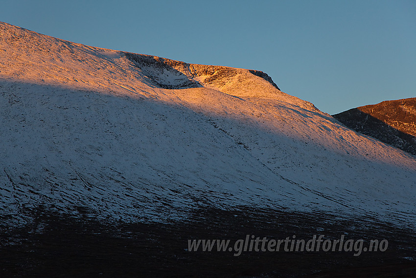 Høstmorgen over en del av Ranastongimassivet sett fra Smådalen. Forsenkningen oppe i fjellsiden er der det artige Kuletjednet på 1662 moh ligger.