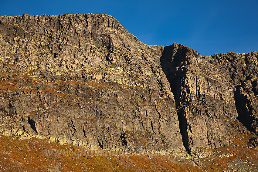 Fjellvegger som tårner over Hestebotten.