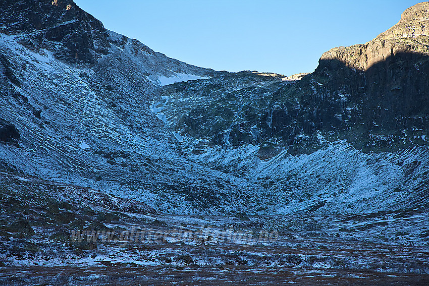 Innerst i Hestebotten etter en snøfattig vinter og hard sommer. Ofte ligger det en god del mer snø oppover der enn dette bildet viser.