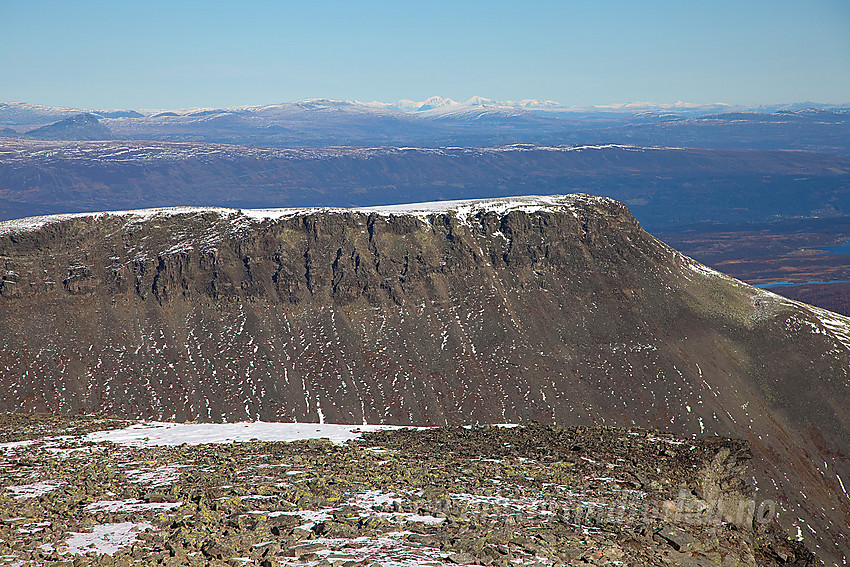 Utsikt fra Ranastongi mot Klanten (1768 moh). Rondane ses i det fjerne.