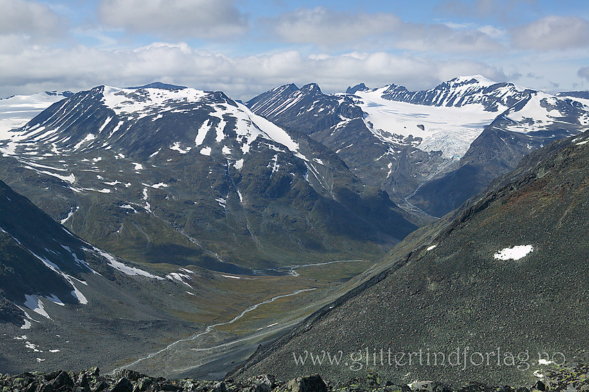 Overblikk fra ryggen like sør for Veoskardet mot Hellstugudalen, Visdalen, Styggehøe, Svellnosbrean og Galdhøpiggen, for å nevne noe.