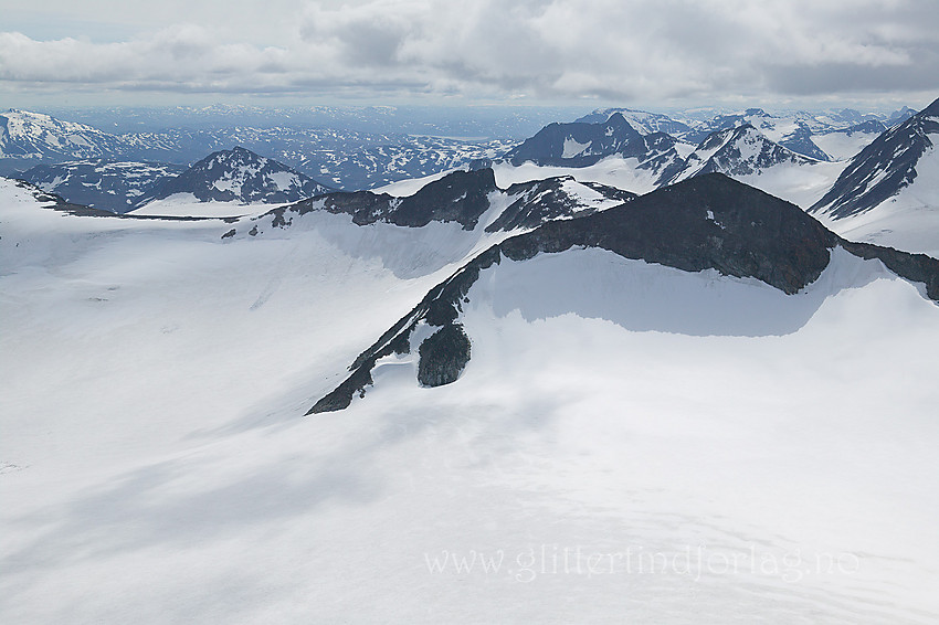 Utsikt fra Store Memurutinden Vesttoppen mot Austre Memurubrean, Memurutinden V1-V3, Hinnåtefjellet, Semeltinden og Søre Hellstugutinden, for å nevne noe.