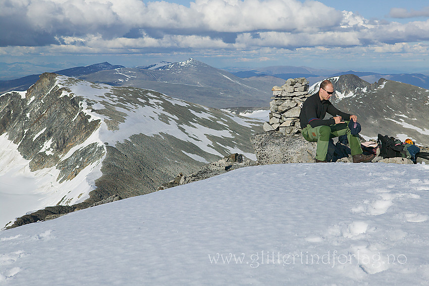 Sommerkveld på toppen av Austre Memurutinden (2301 moh.). Bak til venstre ses Søre Veotinden (2267 moh.). Lenger i bakgrunnen ses Nautgardstindmassivet og til høyre Styggehøbreatindane.