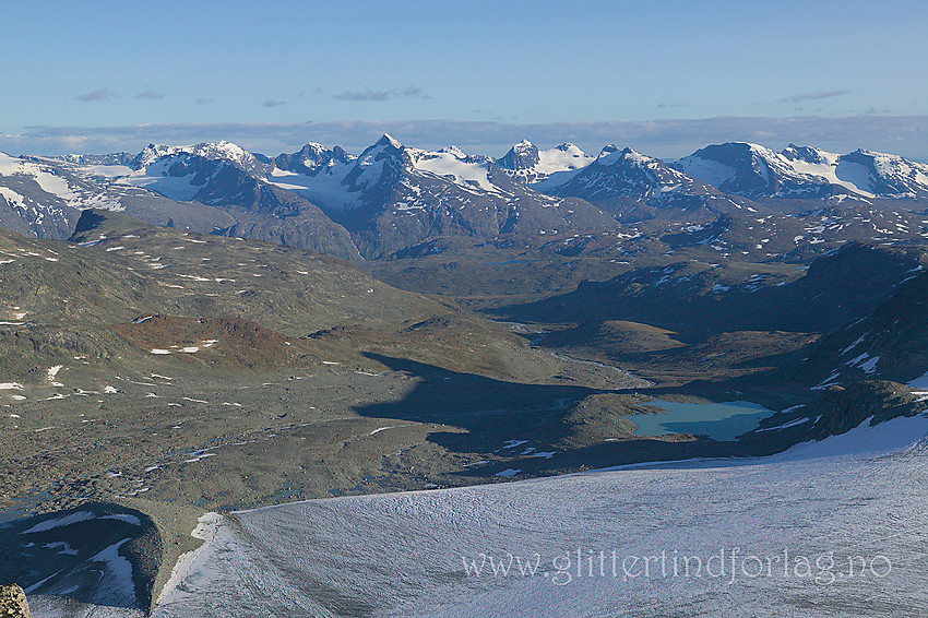 En sommerkveld på toppen av  Austre Memurutinden med utsikt i sørlig retning mot Memurudalen og Gjendealpene.