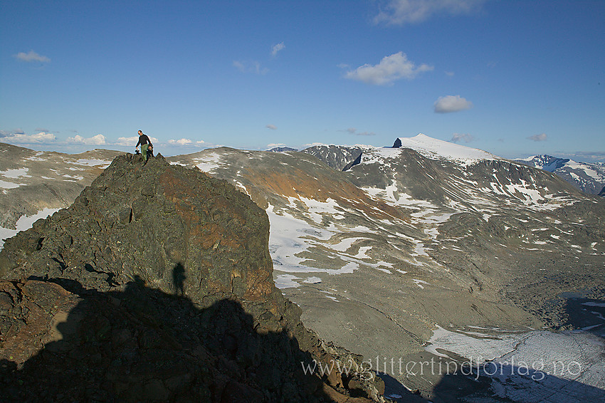 Ved Memurutinden Ø2 en sommerkveld. I bakgrunnen Blåbreahøene og Surtningssue for å nevne noe.