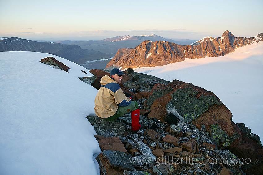 Liten rast på Veobreatinden (2183 moh.) ved solnedgang, med utsikt i østlig retning mot bl.a. Veotindane.