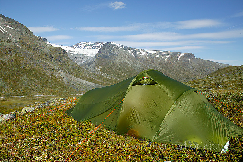 Telt i Visdalen. I bakgrunnen Galdhøpiggen og Svellnosbrean.