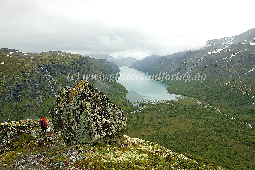 Oppunder Gjendetunga (1516 moh.) med utsikt østover i retning Gjende. Gjendebu anes til høyre bak den store steinen og nede til høyre flyter Vesleåe ut mot Gjende.