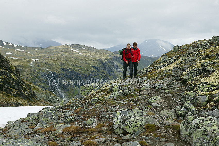 På vei til Gjendetunga (1516 moh.). I bakgrunnen Memurutuna og Besshøe (2258 moh., delvis i tåka).