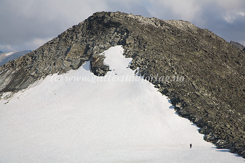 På vei vestover fra Bukkeholstinden V3 (2161 moh.) som ses i bakgrunnen.