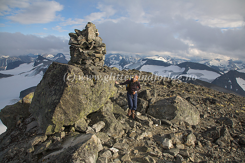 Kveldsstemning på toppen av Bukkehøe (2314 moh.). I bakgrunnen ser man sørover inn i Jotunheimen.