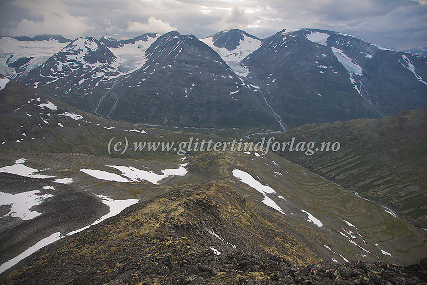 Utsikt fra Svarttinden mot vest. I front ligger Leirdalen med Storbreatinden, Skagsnebb, Veslfjelltinden og Loftet bak, for å nevne noe. Nede til høyre Nørdre Illåe.