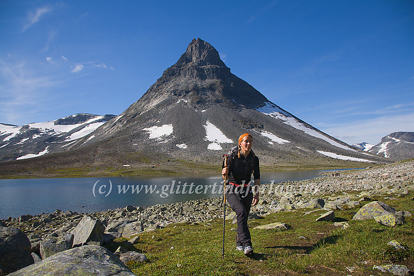 På vei gjennom Kyrkjeglupen. I bakgrunnen troner Kyrkja (2032 moh.) med fjellvannet "Panna" ved dens fot.