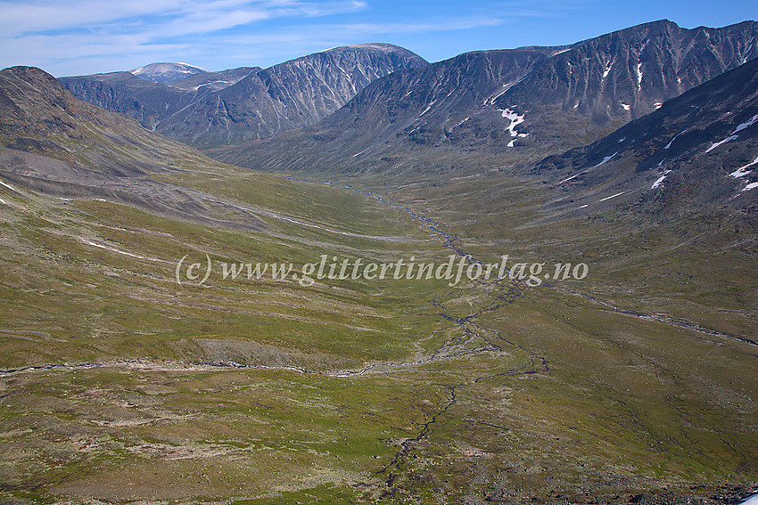 Et stykke oppe på østryggen mot Tverrbytthornet med utsikt østover ned Visdalen. I bakgrunnen bl.a. Glittertinden, Leirhøe og Nørdre Hellstugutinden.