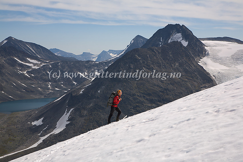 På vei opp snøfonna øst for Tverrbytthornet mot bl.a. Semelholstjønne, Semelholstindane og Visbrean.